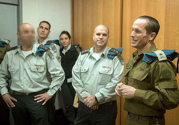 מימין: האלוף נדב פדן, ראש אגף התקשוב וההגנה בסייבר; אל''מ רונן שניידר, ראש מחלקת אג"ם באגף הנכנס; ואל''מ א', ראש המחלקה הנכנס. צילום: דובר צה"ל