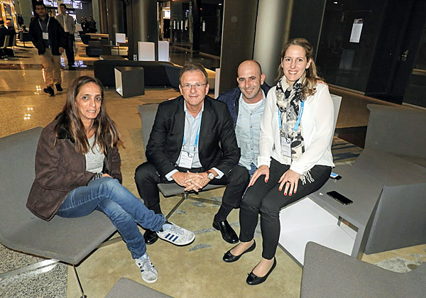 מימין: מיכל מורדוביץ', מנהלת השיווק של Software AG ישראל; אלי כהן, מנהל מרכז המצוינות Adabas/Natural; ערן אלראי, מנכ"ל Software AG ישראל; ומיכל יצחקי, מנהלת מוצרים דיגיטליים בחברה. צילום: פלי הנמר