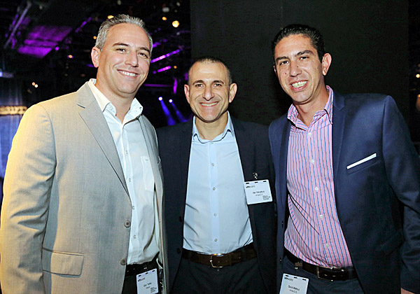 מימן: דרור ינקו, מנהל מכירות אזורי למוצרי NSX ב-VMware ישראל; אילן יהושע, מנכ"ל Arrow ECS; ודוד מלול, מנהל צוות Arrow. צילום: ניב קנטור