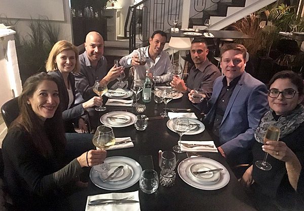 בתמונה: קארן שלו, מנהלת שותפי ענן אזורית ב-VMware; טורבן סבנס, מנהל בכיר לשותפים ולעסקים כלליים ב-CEMEA; יניב אבירם, מהנדס מערכות ראשי ב-VMware ישראל; שלומי צרפתי ומאיר מאיר, מנהלי מכירות למגזר ה-Commercial ב-VMware ישראל; כריסטינה טנססקו, מנהלת ארגון השותפים של VMware במזרח אירופה; ואפרת בן הרוש, מנהלת השותפים ב-VMware ישראל