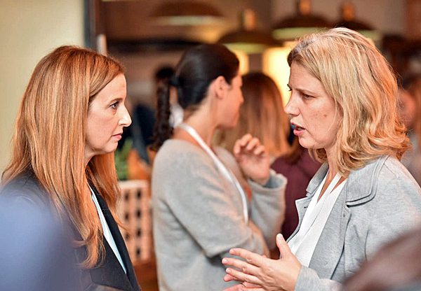 מימין: נעה הראל בזק, סמנכ"לית Nex Traiaina, וג'ין אינגליש, סמנכ"לית השיווק העולמית של נט-אפ. צילום: הדר כהן יונתן