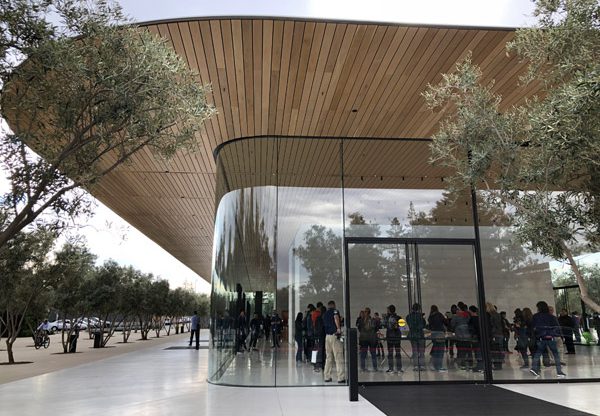 אחד המבנים באפל פארק. צילום: Ez7b4q, מתוך ויקיפדיה