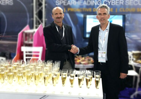 מימין לשמאל: יניב הראל, מנכ"ל קבוצת פתרונות הסייבר, Dell EMC, וגלי מיכאלי, סמנכ"ל HLS & Cyber ב-TSG. צילום: שרי משאפי