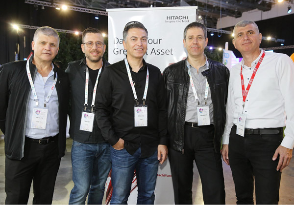 מימין: איתן יהודה, מנהל הטכנולוגיות הראשי של היטאצ'י ונטרה ישראל; שמעון אמויאל, מנכ"ל אבנט תקשורת; משה אמסלם, מנהל הטכנולוגיות הראשי של One1 שילוב מערכות; רהב רוזנטל, מנהל תחום רישוי ופתרונות ענן ב-One1 שילוב מערכות; וחיים בן חמו, מנכ"ל בינת עסקים. צילום: ניב קנטור