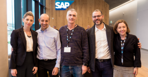 מימין: לאה המאירי – משנה למנכ"ל איטרניטי מקבוצת אמן, אסף בר – מנכ"ל איטרניטי מקבוצת אמן, עופר זיינפלד – סגן מנהל מחלקת תכנון, פיתוח ובקרה, אגף רפואה, בחטיבת הבריאות של מכבי שירותי בריאות, יגיל חדרי – ארכיטקט פתרונות בכיר ב-סאפ ישראל ושרון בן ארי – מנהלת השותפים העסקיים ב-סאפ ישראל. צילום: אייל אלטר