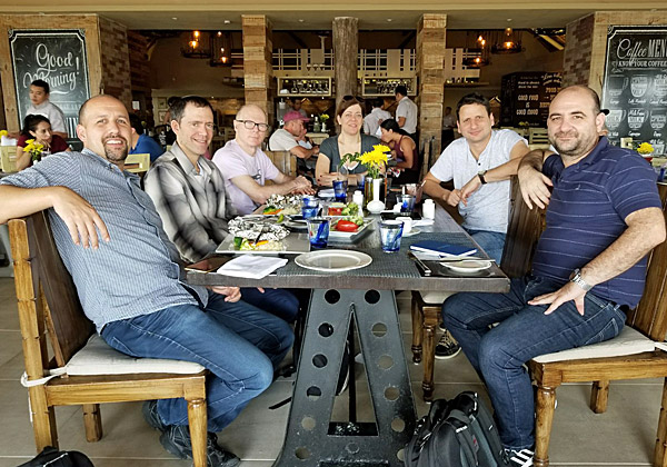 אנשי גלאסבוקס: מימין - ירון גואטה; ירון מורגנשטן, המנכ"ל; אודליה בוקר, מנהלת השיווק; סימון קרואו; יואב שרייבר; וחנן בלומשטיין. צילום: יח"צ