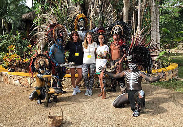 כמה מהעובדים בסוף השבוע בקנקון, מקסיקו. צילום: יח"צ