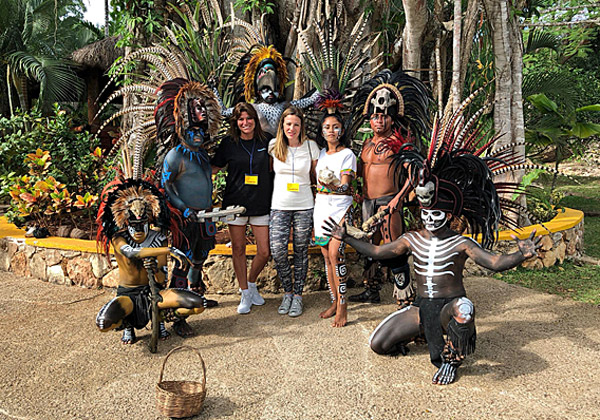 כמה מהעובדים בסוף השבוע בקנקון, מקסיקו. צילום: יח"צ