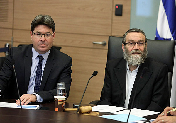 מימין: יו"ר ועדת הכספים, ח"כ משה גפני, ושר המדע והטכנולוגיה, אופיר אקוניס. צילום: יצחק הררי, באדיבות דוברות הכנסת