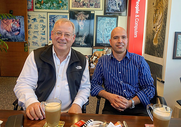 יוסי עפרוני, סמנכ"ל השיווק והמכירות של גיב סולושנס (מימין), ביחד עם מאיר גבעון, מנכ"ל החברה. צילום: פלי הנמר