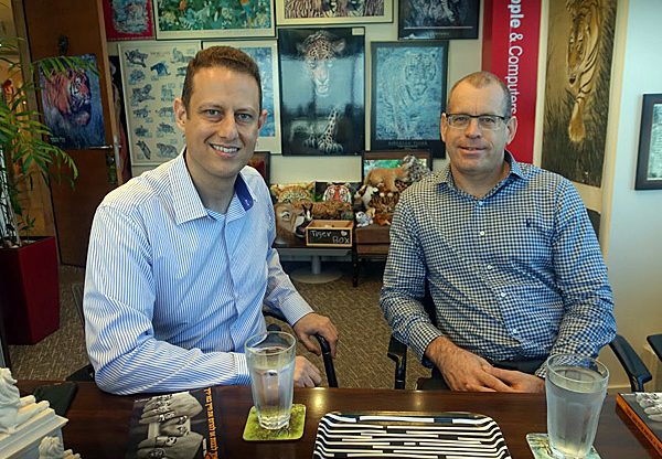 מימין: מארק גרנות, מנכ"ל הסניף הישראלי של אפלאוז, ואייל שוריאן, סמנכ"ל המכירות של הסניף. צילום: פלי הנמר