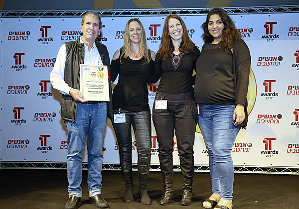 מימין: שי שדה, מנהלת הפרוייקט מחטיבת המוסדות של קופת חולים מאוחדת; שרית מרקוביץ', חשבת בחטיבה; אפרת נקיבלי, סמנכ"לית השיווק והאסטרטגיה של פריוריטי; ומיטל כהן קדוש, מנהלת הפרויקט בפריוריטי. צילום: ניב קנטור