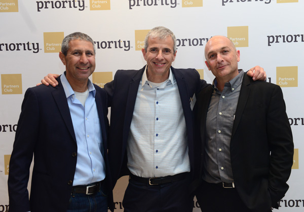 מימין: אנדרס ריכטר, מנכ"ל פריוריטי; יובל כהן, שותף מנהל בפורטיסימו, בעלת השליטה בפריוריטי; ומאיר גבאי, יו"ר מידעטק. צילום: רגב כלף