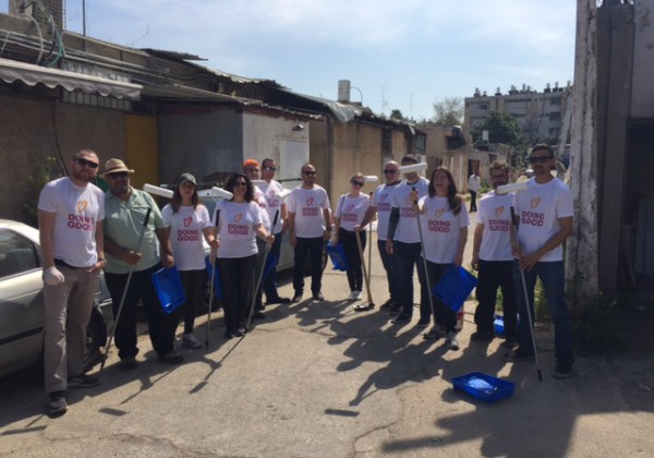 עובדי Ideo Digital שהגיעו לצבוע את הקיר המקיף את 'בית הפרדס' בפרדס כץ. צילום": יח"צ