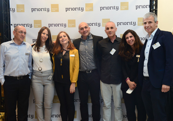 מימין: יובל כהן, שותף מנהל בפורטיסימו, בעלת השליטה בפריוריטי; הלית פז-לחובר, סמנכ"לית משאבי אנוש בפריוריטי; אלי בלאט, שותף בפורטיסימו; אנדרס ריכטר, מנ"כל פריוריטי; קרן שרר טייבר, סמנכ"לית מוצר בפריוריטי; אפרת נקיבלי, סמנכ"לית שיווק ואסטרטגיה בחברה; ורתם ספיר, סמנכ"ל תפעול בחברה. צילום: רגב כלף