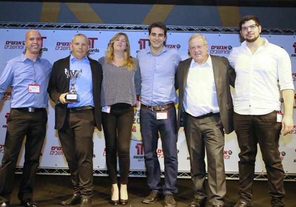 משמאל לימין: יוסי עפרוני, סמנכ"ל שיווק ומכירות GIV; ערן גוטמן, מנמ"ר שיכון ובינוי; ציפי גלעדי, מנהלת הפרויקט מטעם שיכון ובינוי; יוגב קראוס, מנהל הפרויקט מטעם GIV; מאיר גבעון, מנכ"ל GIV; חי אילוז, מתכנת מצוות הפיתוח ב-GIV. צילום: ניב קנטור