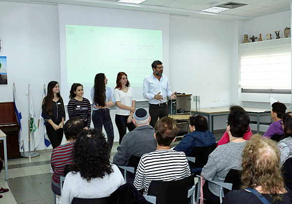 התלמידים והגמלאים בהדרכה. צילום: יואב אגרנט, תיכון שוהם