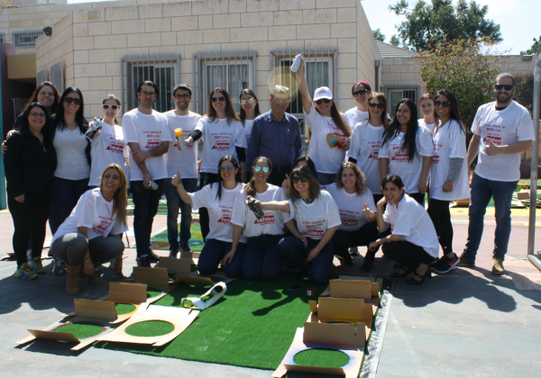 עובדי חטיבת BPO - מיקור החוץ התפעולי של חברת טלדור - ביום המעשים הטובים בבית הספר סיני, רמלה. צילום: יח"צ