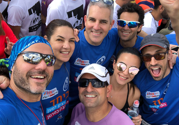 מימין: יוסי נברו; לורן שיראזיאן; ינאי מילשטיין, מנהל מחלקת אינפורמטיקה; תומר חדד; ואסף בר, מנכ"ל איטרניטי. צילום: יח"צ