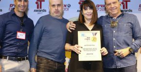 מימין לשמאל: פלי הנמר, מייסד ומנכ"ל משותף אנשים ומחשבים; אורנה בלוססקי-רן, מנהלת אגף מערכות מידע ותקשוב בעיריית חולון; משה ניב, מנהל הפרויקטים בעיריית חולון; ויניב מאיר, מנהל ה-BI ואנליטיקה במלם תים. צילום: ניב קנטור