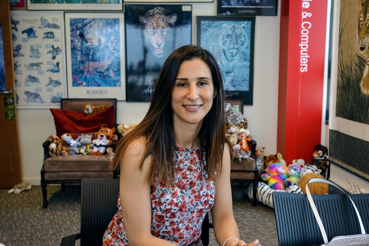 באה בקר במאורת הנמר עדי סלמה, מנהלת השיווק של היטאצ'י ונטרה ישראל. צילום: פלי הנמר