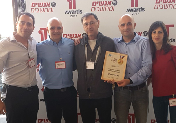 מימין: תמר שמעון, מטה המחשוב של עיריית ירושלים; אופיר מאי, מנהל האגף לרישוי ופיקוח הבנייה בעיריית ירושלים; מנחם הלמן, מנהל פרויקט GIS בנס; איתמר קורנפלד, מנמ"ר עיריית ירושלים; ויואל שבת, מנהל המחלקה לרישוי בנייה בעיריית ירושלים