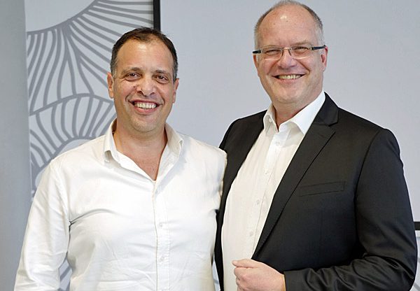 מימין: ריינר זיניו, סגן נשיא בכיר בסאפ ומנהל מוצר SAP Business by Design, וגדי רחלזון, מנהל תחום SME בסאפ ישראל. צילום: אורן אגמי