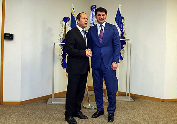 מימין: ראש עיריית טביליסי, קאחה קאלדזה, וראש עיריית ירושלים, ניר ברקת. צילום: שגרירות גיאורגיה בישראל