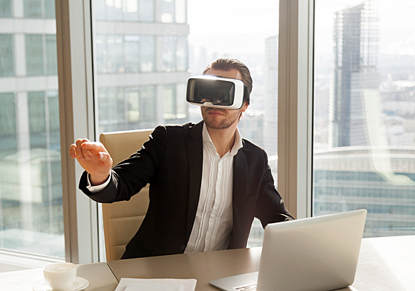 לבחון את המשקפיים - עם משקפיים? צילום אילוסטרציה: Fizkes, BigStock