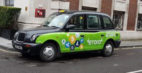 המונית הלונדונית עם הפרסומת של eToro