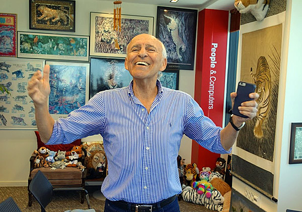 אין כמו מוטל'ה הנהנה במאורת הנמר ומחייך כרגיל. צילום: פלי הנמר