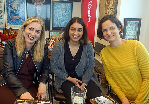 באו לבקר במאורת הנמר: משמאל - מירב קינן, מנכ"לית איגוד תעשיות ההיי-טק בהתאחדות התעשיינים; מורן קליין, מנהלת המכללה לניהול בתעשייה; ויעל לוקש גורן, מנהלת תחום השיווק בהתאחדות. צילום: פלי הנמר