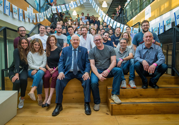 נשיא המדינה, ראובן (רובי) ריבלין במשרדי Waze. צילום: ויקטור לוי