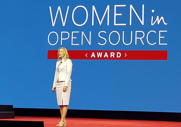 דיאנה אלכסנדר סגנית נשיא לגיוון תעסוקתי, מעניקה על הבמה פרסי עידוד לקידום נשים בעולם הקוד הפתוח. חשוב. צילום: פלי הנמר