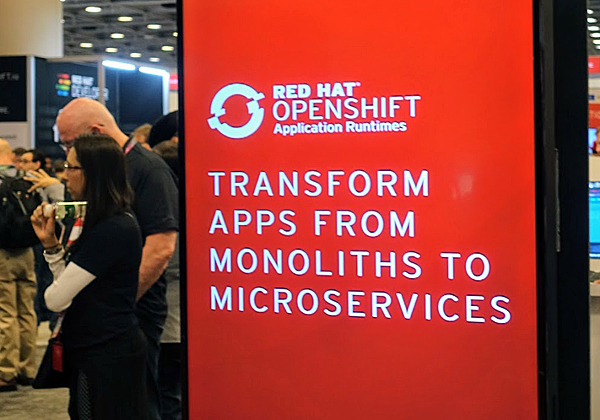 במרכז הכנס: המעבר מפיתוח היישומים המונוליטיים לפיתוח של מיקרו-שירותים מתוזמרים בענן עם Openshift של רד-האט. צילום: פלי הנמר