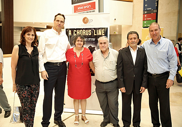 מימין: גבי טייטל, סמנכ"ל בנק מסד; יעקב שורי, מנכ"ל בנק מסד; שלמה ישי, מנכ"ל הקרן לקידום מקצועי בהסתדרות המורים, יפה בן דוד, מזכ"לית הסתדרות המורים; אורי בן ארי, נשיא ומייסד קרן אתנה; ודפנה תמיר, מנהלת התכניות של קרן אתנה. צילום: דניאל בראון