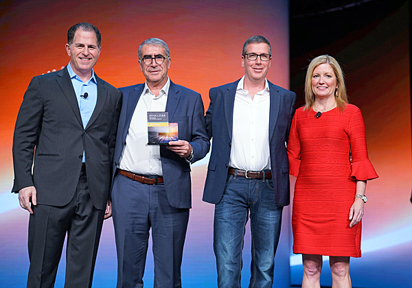 בכירים בלאומי עם פרס החדשנות של דל. מימין: קארן קווינטוס, אלון קור, שלמה ביסטרי ומייקל דל. צילום: אמיר רימון, דל-EMC ישראל