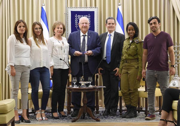 מימין לשמאל – אור פרץ, אביבה אלמו, יו"ר עמותת עלם שלמה ינאי, נשיא המדינה ראובן ריבלין, נשיאת עמותת עלם נאוה ברק, אולה בידק ומנכ"לית העמותה ענבל דור קרבל. צילום: מארק ניימן, לע"מ