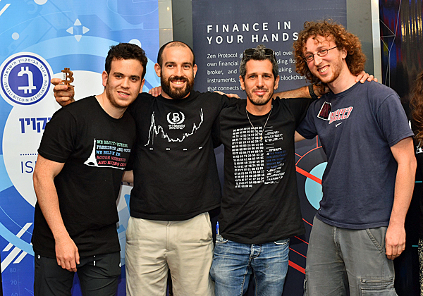 הצוות הזוכה: מימין - אורי נוימן, מתן שפירא, אלון גול ותומר וייס. צילום: גלעד אילוז