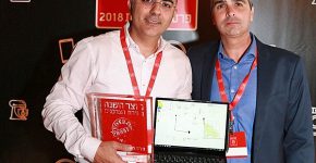 מקבלים את הפרס ומחזיקים במחשב הזוכה: מימין - ליאור פוני, מנכ"ל Dell EMC ישראל, ואורן לוי, מנהל תחום המחשוב האישי-עסקי ב-Dell-EMC. צילום: PaparazMe