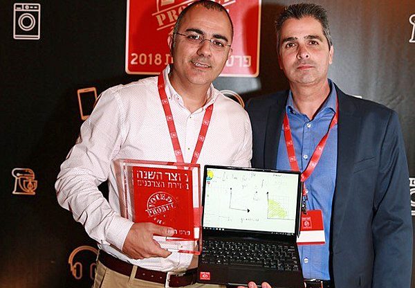 מקבלים את הפרס ומחזיקים במחשב הזוכה: מימין - ליאור פוני, מנכ"ל Dell EMC ישראל, ואורן לוי, מנהל תחום המחשוב האישי-עסקי ב-Dell-EMC. צילום: PaparazMe