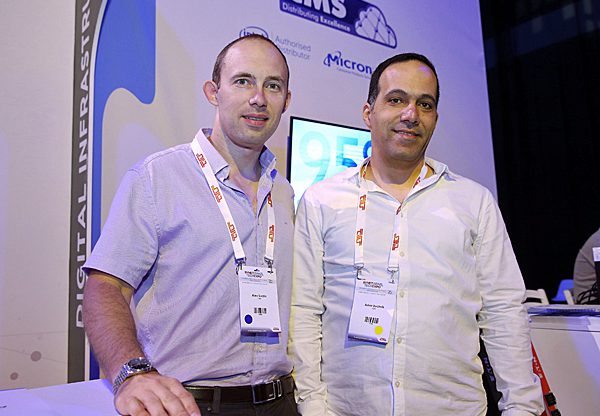 מימין: אשר בוחניק, מנהל תחום Eaton ב-CMS, ואלכס סורדין, מנהל חטיבת Power Quality ב-Eaton ישראל. צילום: ניב קנטור