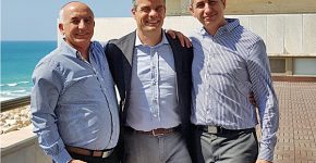 מימין: ראם מורד, מנהל שותפים ב-FireEye ישראל; לוקה ברנדי, מנהל הפצה איזורי ב-FireEye; ומאיר עמור, מנכ"ל FireEye ישראל. צילום: יח"צ