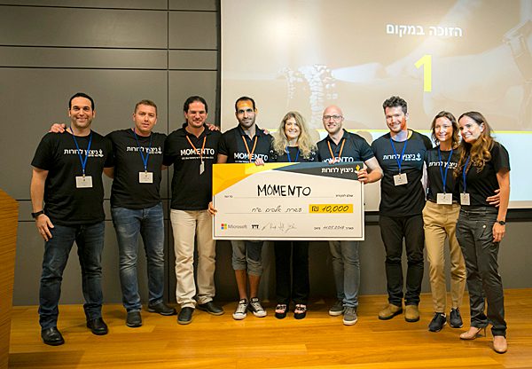 צוות ממנטו הזוכה עם שירה פאיאנס-בירנבאום, CMO&COO מיקרוסופט ישראל (במרכז), שהעניקה להם את הפרס. צילום: ויקי לוי