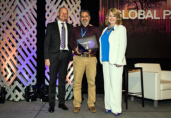 מימין: שרה שילדס, מנהלת ערוצים בבריטניה ב-Dell-EMC, שהנחתה את הטקס; מוטי זמיר, סמנכ"ל השיווק והמכירות של אואזיס; ומייקל קולינס, סגן נשיא בכיר לאזור EMEA ב-Dell-EMC. צילום: יח"צ