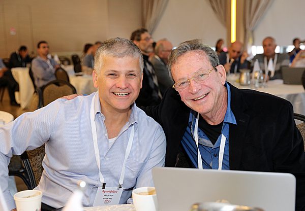 מימין, יהודה זיסאפל, יו"ר מועצת המנהלים של קבוצת רד-בינת, וחיים בן חמו, מנכ"ל בינת עסקים. צילום: משה יוסף