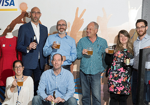 מימין: יאיר קלפר; Supersmart; ענת שקד, Quickwy; דני שרף, WiseShelf; שחר פרידמן, מנהל מרכז החדשנות של ויזה בתל אביב; סלבדור ניסי וילקובסקי, MemoMI. יושבים: טל אילוביץ', MemoMI; ואנטונלה קמיאן, ויזה. צילום: יח"צ