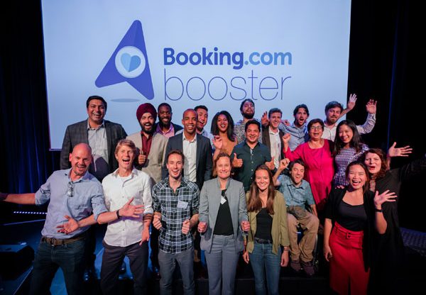 גיליאן טאנס, מנכ"לית ונשיאת Booking.Com, עם נציגי הסטארט-אפים שהגיעו לגמר. צילום: יח"צ