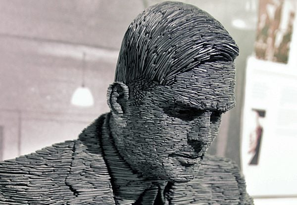 פסל של אלן טיורינג בבלצ'לי פארק, בריטניה, המקום שבו הוא פיצח את האניגמה של הנאצים. צילום: אנטואן טבניו, מתוך ויקיפדיה