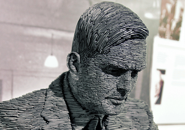 פסל של אלן טיורינג בבלצ'לי פארק, בריטניה, המקום שבו הוא פיצח את האניגמה של הנאצים. צילום: אנטואן טבניו, מתוך ויקיפדיה